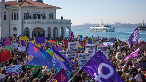 Turške ženske znova na ulicah s pozivom predsedniku, naj prekliče izstop iz istanbulske konvencije