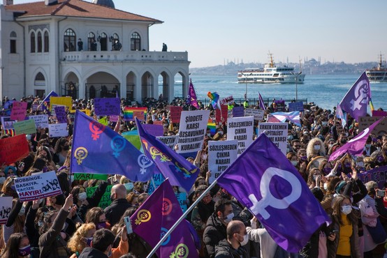 Turške ženske znova na ulicah s pozivom predsedniku, naj prekliče izstop iz istanbulske konvencije