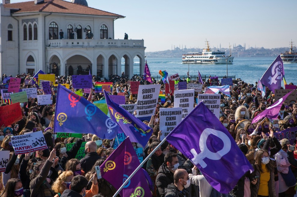 Turške ženske znova na ulicah s pozivom predsedniku, naj prekliče izstop iz istanbulske konvencije (foto: profimedia)