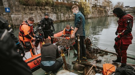 Potapljači iz Ljubljanice potegnili tono odpadkov