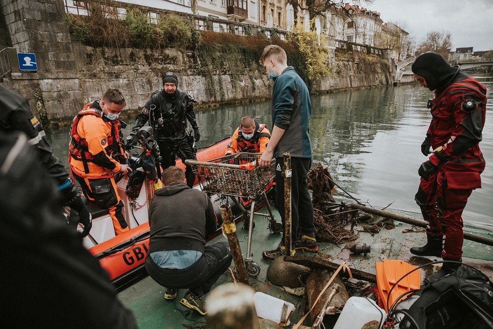 Potapljači iz Ljubljanice potegnili tono odpadkov