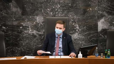 V parlamentarnem postopku predlog za razrešitev predsednika DZ Zorčiča