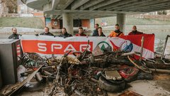 Potapljači iz Ljubljanice potegnili tono odpadkov