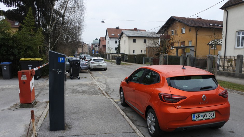 
                            Plačevanje parkirnine zunaj središča Ljubljane odslej podaljšano za dve uri (foto: Shutterstock)
