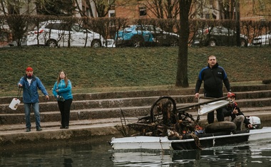 Potapljači iz Ljubljanice potegnili tono odpadkov