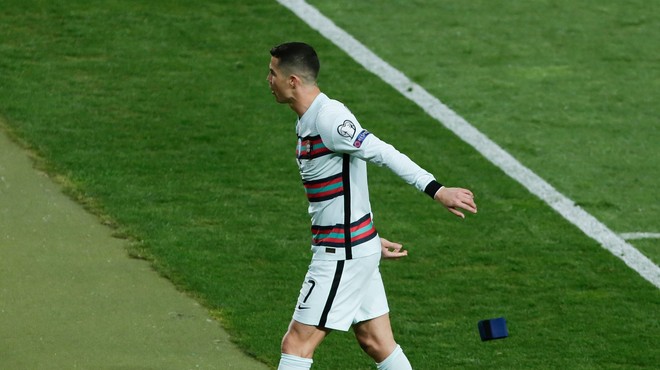 Ronaldov v jezi odvržen kapetanski trak za dobrodelno dražbo (foto: Profimedia)