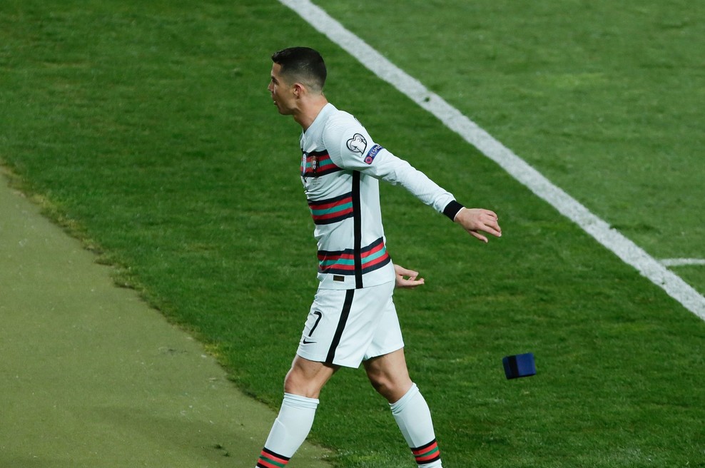 Ronaldov v jezi odvržen kapetanski trak za dobrodelno dražbo (foto: Profimedia)