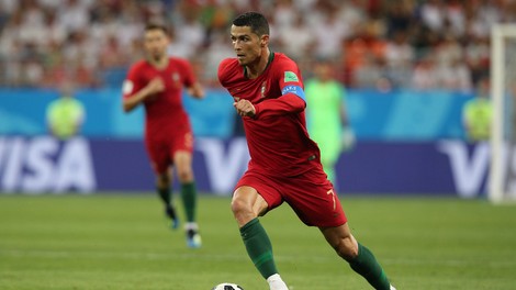 Ronaldov odvržen kapetanski trak na dražbi v Srbiji prinesel že 110.000 evrov