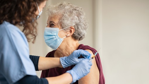 Združenje Srebrna nit kritično do pristojnih: Pri kaosu cepljenja gre za diskriminacijo starejših in ranljivih