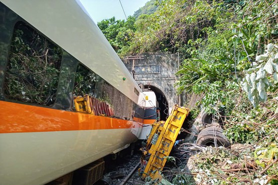 Na Tajvanu vlak trčil v gradbeno vozilo, ki je zašlo ob progo
