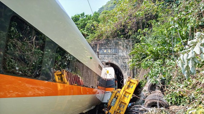 Na Tajvanu vlak trčil v gradbeno vozilo, ki je zašlo ob progo (foto: profimedia)