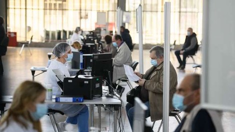 Po dolgih vrstah v petek, cepljenje v Ljubljani poteka tekoče
