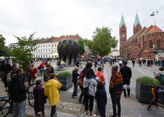 Protest proti ukrepom v Mariboru: najprej na Glavnem trgu, potem selitev na Trg svobode