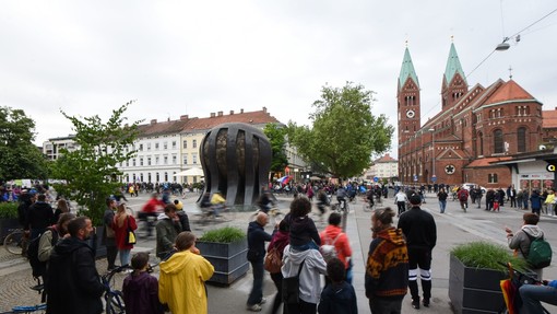 Protest proti ukrepom v Mariboru: najprej na Glavnem trgu, potem selitev na Trg svobode
