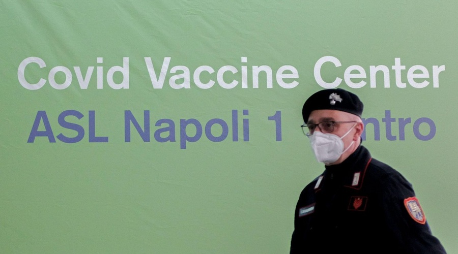 Italijani so pospešili cepljenje, ob konca aprila naj bi cepili pol milijona ljudi dnevno (foto: profimedia)