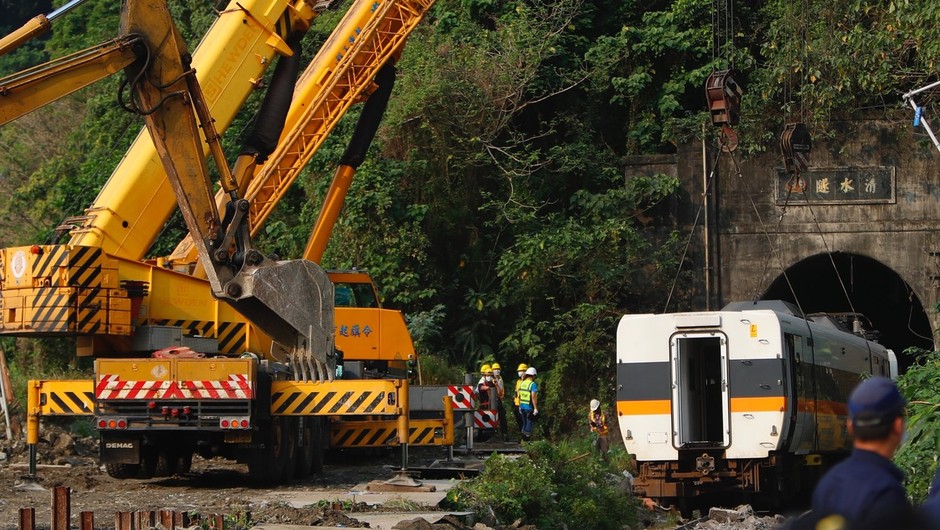 
                            Na Tajvanu žalujejo za žrtvami železniške nesreče, upravnik gradbišča se je čustveno zlomil (foto: profimedia)