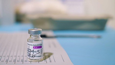 Posvetovalna skupina za prekinitev cepljenja mlajših od 60 let s cepivom AstraZenece