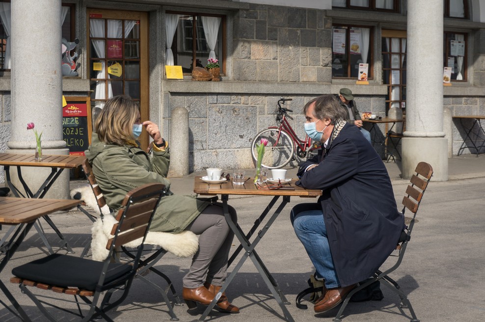Kakšni ukrepi nas čakajo po 12. aprilu? Svetovalna skupina za covid-19 danes o morebitni prevetritvi semaforja (foto: Shutterstock)