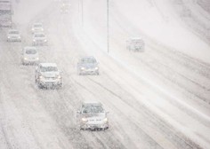 Sneg po Sloveniji ovira predvsem promet