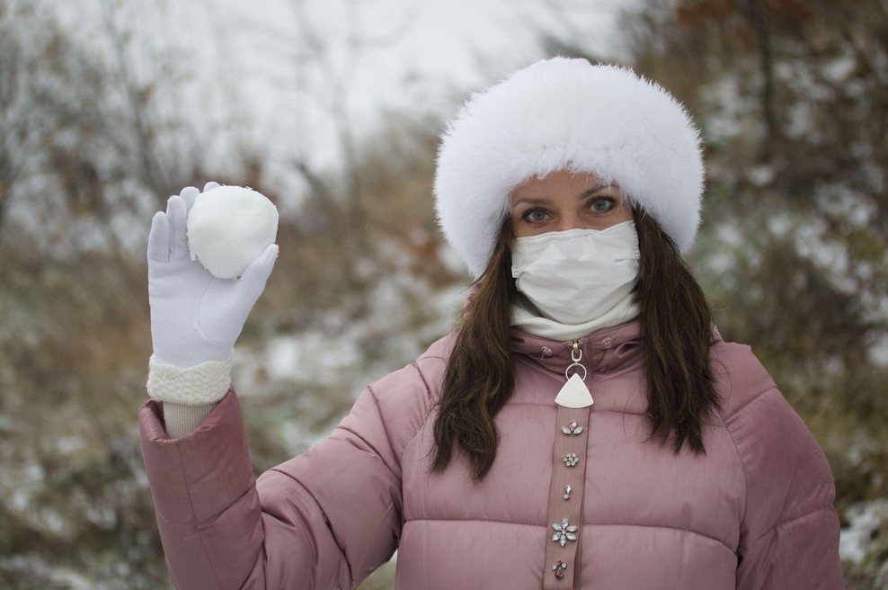 Sedemdnevno povprečje potrjenih okužb znaša 943 (foto: Profimedia)