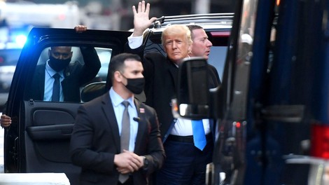 Donald Trump naj bi bil v fazi 'debelega Elvisa'! Moleduje, naj ga imajo ljudje radi!
