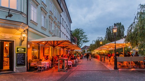 Ukrepi po 12. aprilu: Srednješolci izmenjaje v šolo en teden, ponoči možno gibanje individualno, odprtje teras lokalov