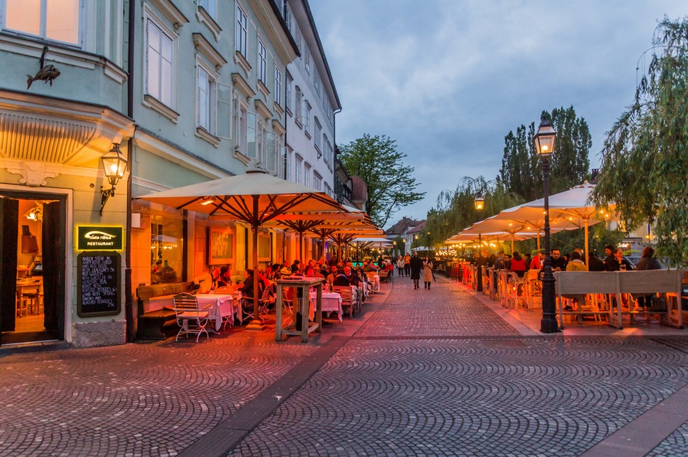 Ukrepi po 12. aprilu: Srednješolci izmenjaje v šolo en teden, ponoči možno gibanje individualno, odprtje teras lokalov (foto: Shutterstock)