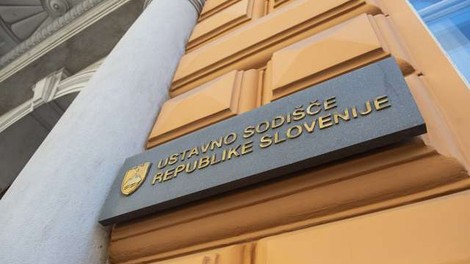 Ustavno sodišče začasno zadržalo določbo vladnega odloka, ki omejuje potovanja v države na rdečem seznamu