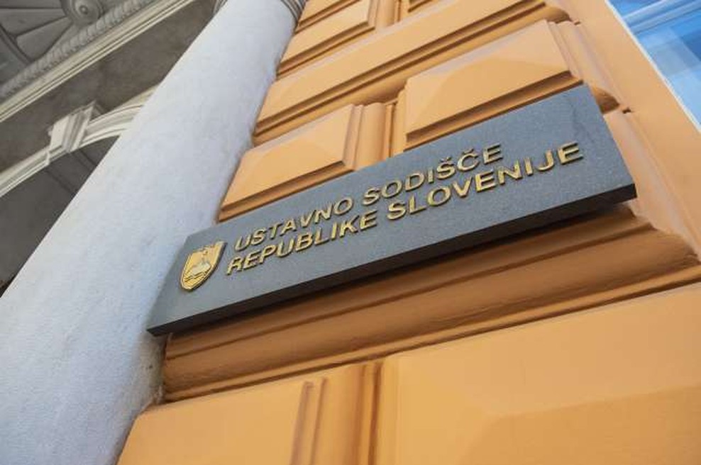 Ustavno sodišče začasno zadržalo določbo vladnega odloka, ki omejuje potovanja v države na rdečem seznamu (foto: Bor Slana/STA)