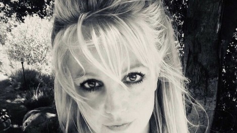 Britney Spears se pošali in citira Borata na poti s cepljenja proti covidu