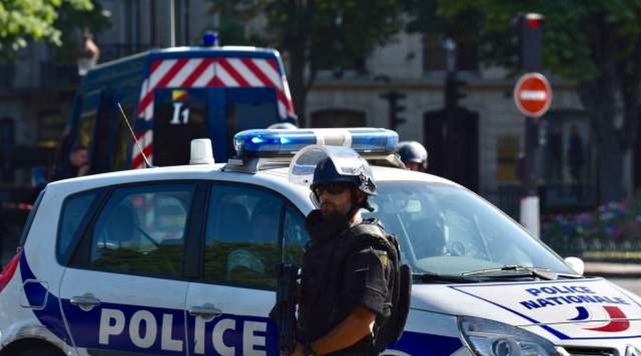 V streljanju pred pariško bolnišnico en mrtev (foto: Xinhua/STA)
