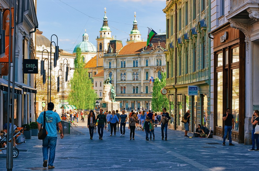 Konec nočne omejitve gibanja, odpirajo se vse trgovine in številne storitve (foto: Shutterstock)