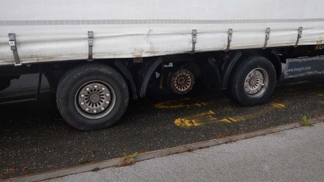 21 ton tovora prevažal brez sredinskega kolesa