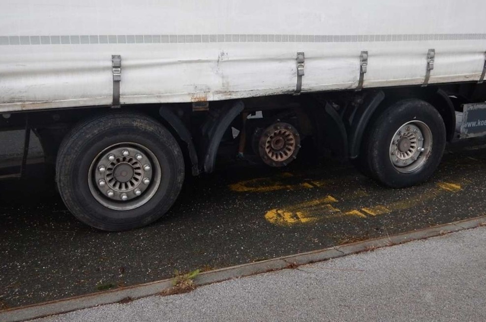 21 ton tovora prevažal brez sredinskega kolesa (foto: PU Novo mesto)