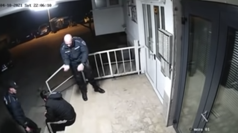 Policista pretepla mladeniča, ker je kršil policijsko uro – šokanten posnetek iz Mostarja zaokrožil po spletu