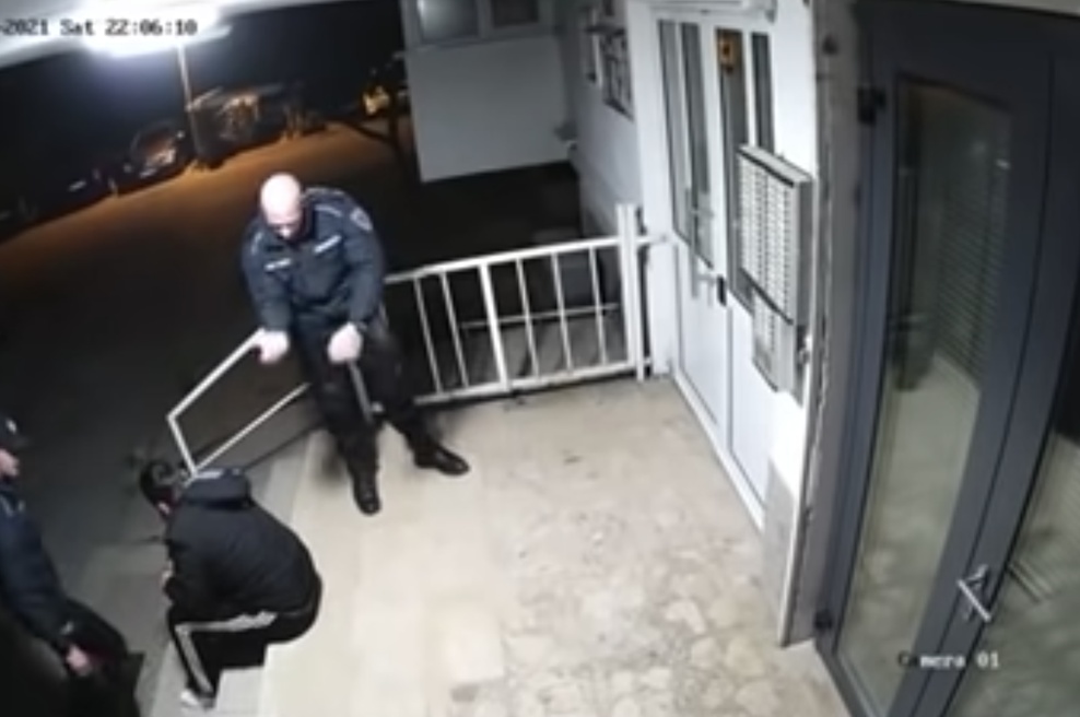Policista pretepla mladeniča, ker je kršil policijsko uro – šokanten posnetek iz Mostarja zaokrožil po spletu (foto: YouTube/posnetek zaslona)