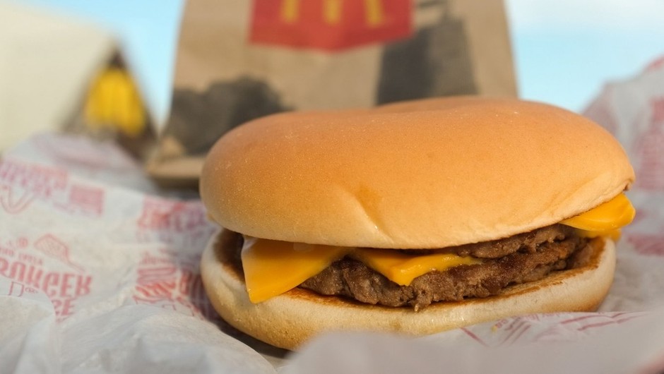 
                            Brutalno iskreno opravičilo McDonald'sa "Nihče noče več delati!" zaokrožilo po TikToku (foto: profimedia)
