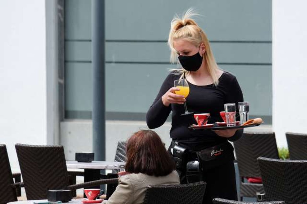 S ponedeljkom v osmih regijah odprtje teras lokalov (foto: STA)
