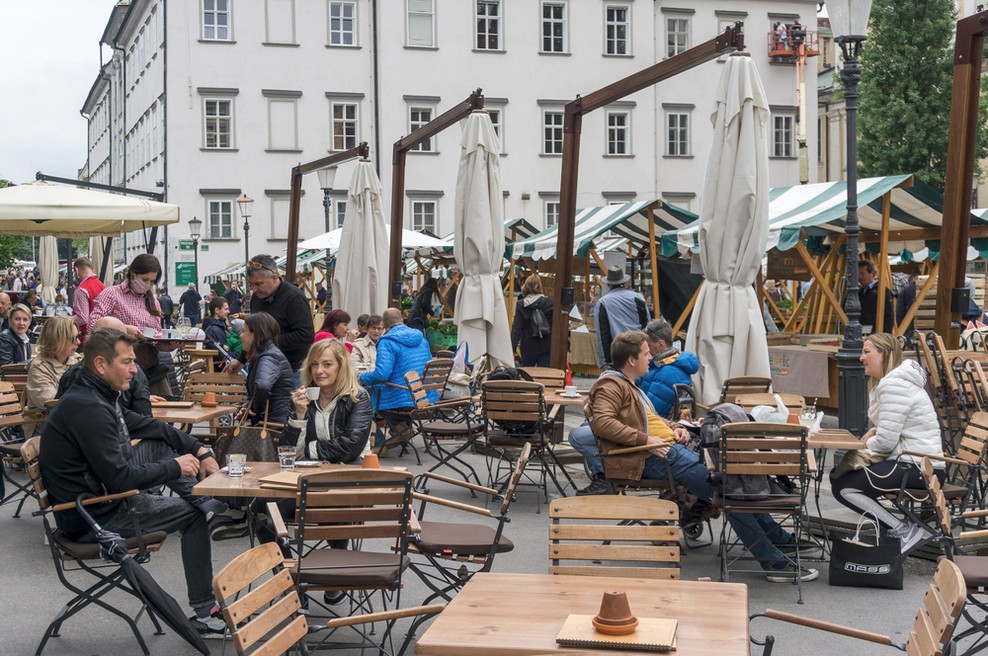 Vlada danes znova o ukrepih, odločali naj bi se predvsem o morebitnem odprtju gostinskih teras (foto: Shutterstock)