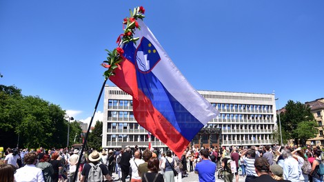 Ustavno sodišče začasno zadržalo prepoved javnih shodov