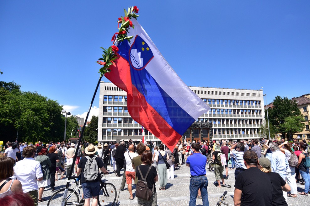 Ustavno sodišče začasno zadržalo prepoved javnih shodov (foto: Shutterstock)