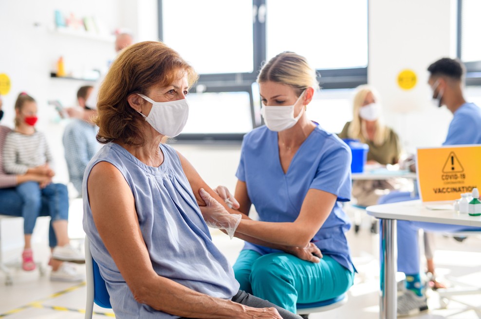 Zaradi novih različic virusa bo verjetno potreben še tretji odmerek Pfizerja ali Moderne (foto: Shutterstock)