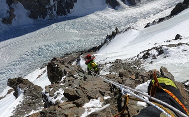Plezanje v ”Črni piramidi”, dva kilometra nižje ledenik z ”Višjim baznim taborom”.