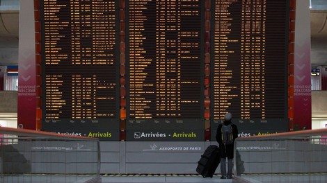 V boj proti bolj nalezljivim sevom Francija s karanteno za potnike iz Južne Afrike in Južne Amerike