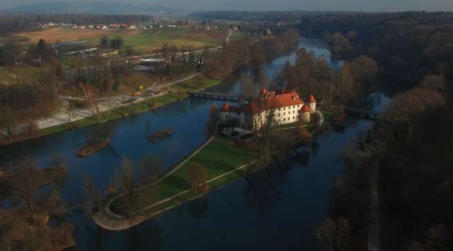 Leseni most prek Krke pri gradu Otočec po prenovi spet prevozen (foto: Anže Malovrh/STA)