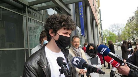 Okrajna sodnica ustavila prekrškovni postopek zoper dijaka, ki je protestiral za vrnitev v šolo