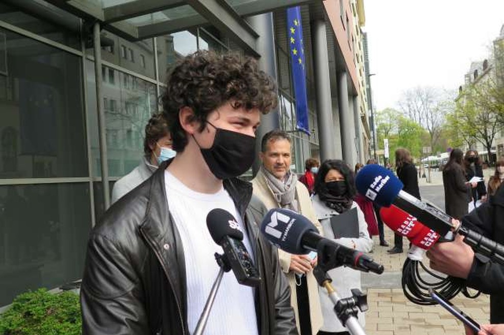 Okrajna sodnica ustavila prekrškovni postopek zoper dijaka, ki je protestiral za vrnitev v šolo (foto: Andreja Seršen Dobaj/STA)