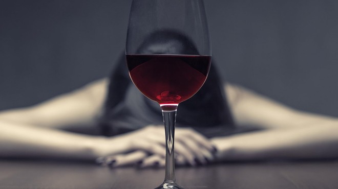 "Pila sem, da bi mi bilo lažje, ko pa sem padla v alkoholizem, nisem hotela več živeti!" (foto: profimedia)