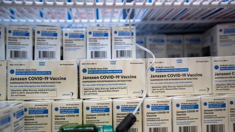 Dobrobiti cepiva Johnson & Johnson so večje od tveganj, je odločila Ema!