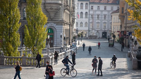 Doživljanje trenutnih razmer še vedno zelo negativno, pogled v prihodnost bolj optimističen